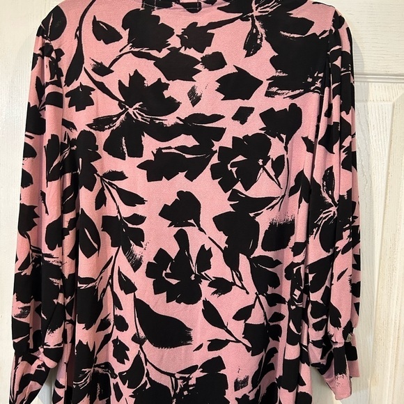 NWOT Adrienne Vittadini Knit Blouse Pink  Black Floral Design and Tie Front - Picture 2 of 7